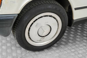 Image 22/50 de Mercedes-Benz 190 D (1985)