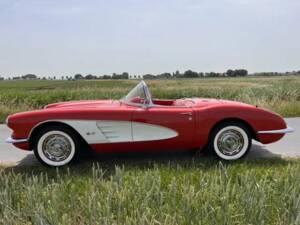 Image 8/8 of Chevrolet Corvette (1960)