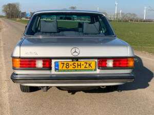 Image 2/5 de Mercedes-Benz 250 (1978)