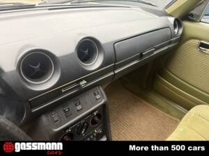 Image 13/15 of Mercedes-Benz 200 (1982)