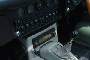 Image 26/35 de Jaguar E-Type (1968)