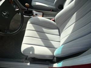 Bild 5/14 von Mercedes-Benz 230 E (1987)