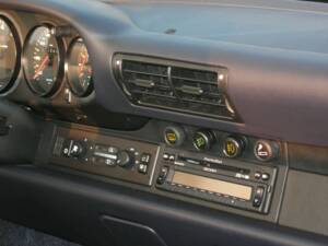 Image 23/42 of Porsche 911 Carrera 2 (1991)