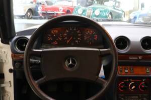 Bild 18/38 von Mercedes-Benz 230 CE (1984)