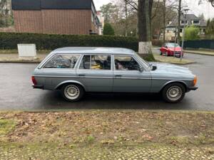 Image 9/13 de Mercedes-Benz 230 T (1980)