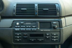 Image 32/41 of BMW 318i (2004)
