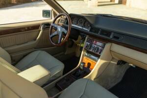 Image 18/50 of Mercedes-Benz 200 CE (1992)