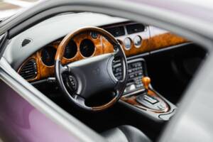 Image 19/42 of Jaguar XK8 4.0 (1999)