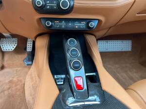 Image 26/37 of Ferrari Portofino (2019)