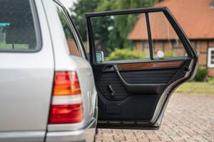 Imagen 47/72 de Mercedes-Benz 250 TD (1991)