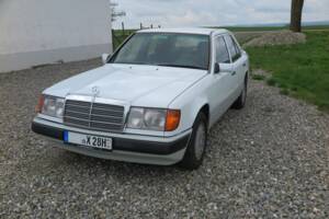 Image 15/71 of Mercedes-Benz 300 E 4-Matic (1990)