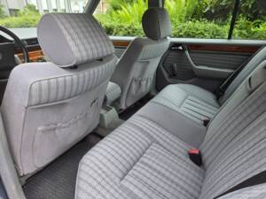 Afbeelding 10/54 van Mercedes-Benz 200 E (1992)