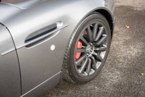 Image 8/30 of Aston Martin V12 Vanquish (2002)