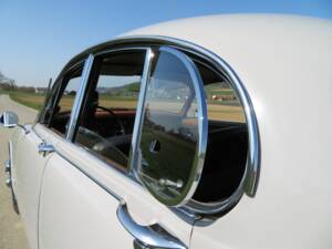 Image 22/25 of Jaguar Mk II 3.4 (1965)
