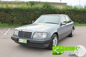 Image 1/10 de Mercedes-Benz E 200 (1994)