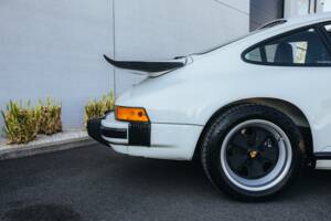 Bild 26/29 von Porsche 911 Carrera 3.2 (1989)