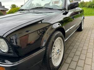 Image 10/40 of BMW 320i (1992)