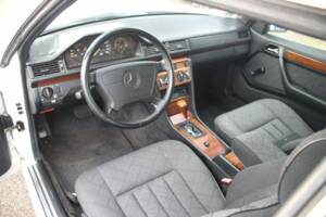 Bild 2/8 von Mercedes-Benz 220 CE (1993)