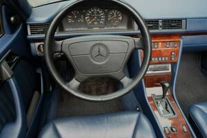 Image 18/69 of Mercedes-Benz E 320 (1994)