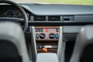 Image 28/66 of Mercedes-Benz 200 TE (1989)