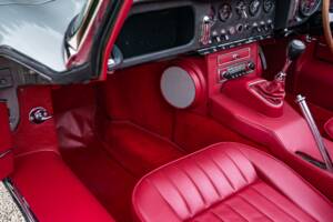 Image 27/34 de Jaguar E-Type (1968)