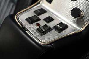 Image 24/26 of Jaguar XJ 6 C 4.2 (1976)