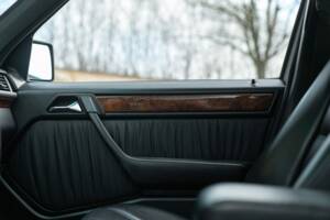 Image 27/49 of Mercedes-Benz 320 E (1993)