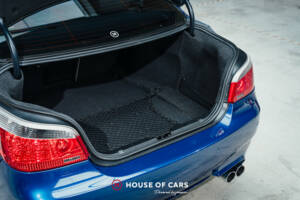 Image 14/25 of BMW M5 (2005)