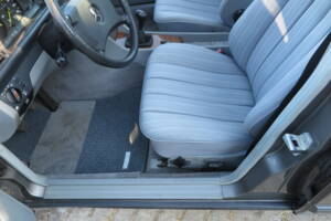 Image 45/92 de Mercedes-Benz 200 D (1989)