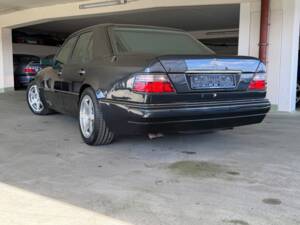 Image 9/25 of Mercedes-Benz E 500 Limited (1994)