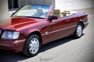 Bild 15/79 von Mercedes-Benz E 220 (1996)