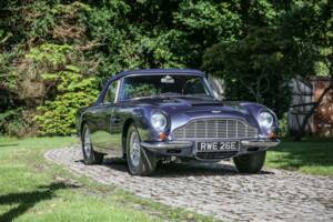 Immagine 2/24 di Aston Martin DB 6 Volante (1967)