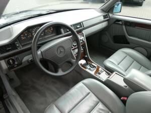 Image 8/21 of Mercedes-Benz 500 E (1992)