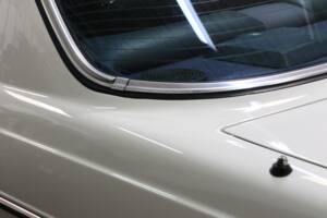 Bild 27/38 von Mercedes-Benz 230 CE (1984)