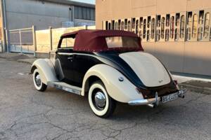 Image 4/26 de Ford V8 Deluxe Club Cabriolet (1937)