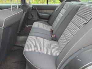 Bild 16/39 von Mercedes-Benz 190 E 1.8 (1992)