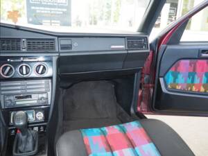 Image 65/137 of Mercedes-Benz 190 E 1.8 Avantgarde &quot;Rosso&quot; (1992)