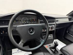 Image 13/21 of Mercedes-Benz 190 E 2.5-16 (1993)