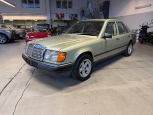 Afbeelding 4/33 van Mercedes-Benz 230 E (1985)