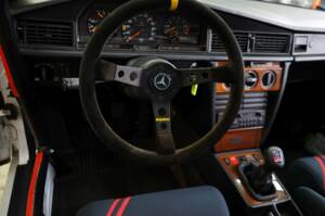 Imagen 28/36 de Mercedes-Benz 190 E 2.6 (1990)
