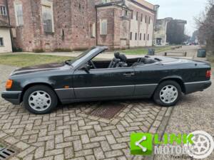Image 7/10 de Mercedes-Benz 300 CE (1993)