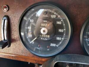 Image 19/43 de Daimler 2.5 Litre V8 (1964)