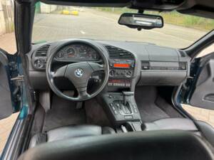 Image 8/8 of BMW 325i (1995)
