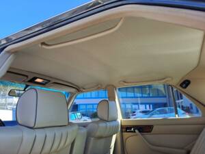 Image 13/50 of Mercedes-Benz 300 SE (1990)