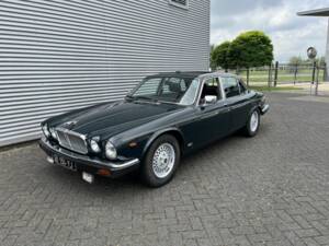 Image 4/8 of Jaguar XJ 12 (1991)