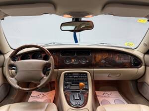 Immagine 12/21 di Jaguar XK8 4.2 (2004)