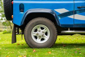 Image 30/50 of Land Rover Defender 90 "50th Anniversary" (1998)