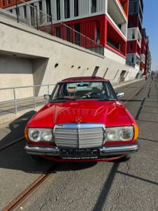 Image 14/65 of Mercedes-Benz 200 D (1982)