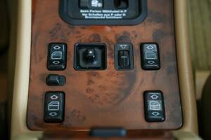 Image 20/41 of Mercedes-Benz 560 SEC (1990)