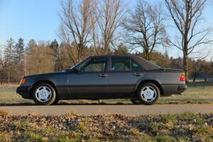 Image 1/92 de Mercedes-Benz 200 D (1989)